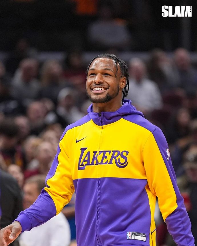 窗口期体能课后；洛杉矶湖人完成体检备战法国杯；管理层满意；轮换策略成焦点