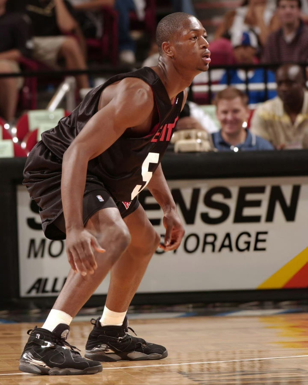 窗口期体能课后；洛杉矶湖人完成体检备战法国杯；管理层满意；轮换策略成焦点