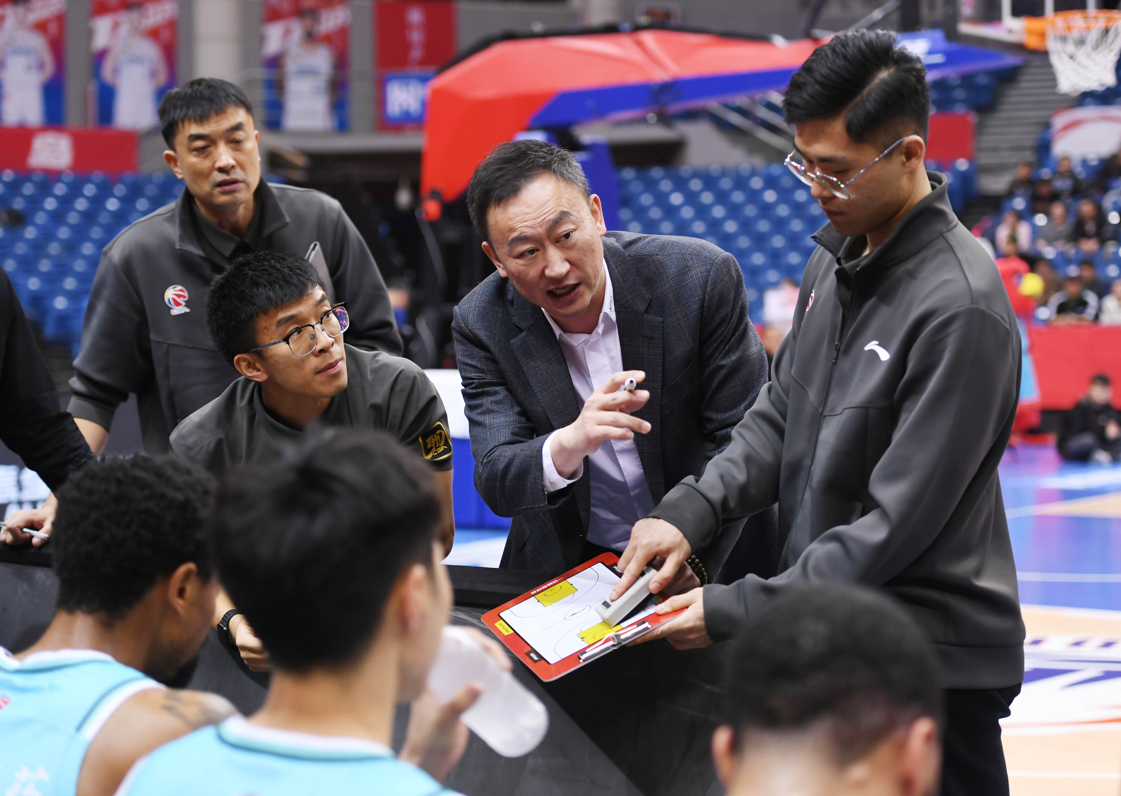 好博体育官网-集结日山东男篮备战法国杯，状态回暖细节曝光，球迷炸锅，资深球员宣示担当