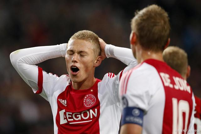 好博-阿贾克斯内部会议纪要流出——赛前队长鼓劲，欧冠使命明确，纪律约束更严格